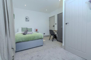 Modern 5-Bedroom House-Medway-Free Parking- Sleeps 10